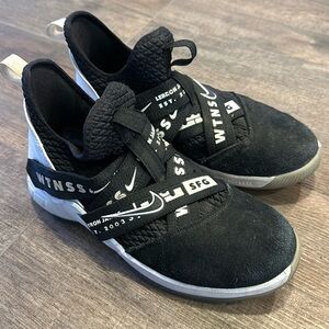 Nike Lebron basketball shoes Size 7Y